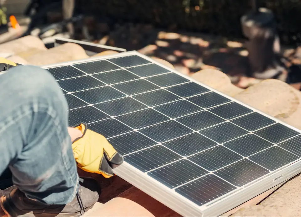 Technicien Klivio posant un panneau solaire sur une toiture