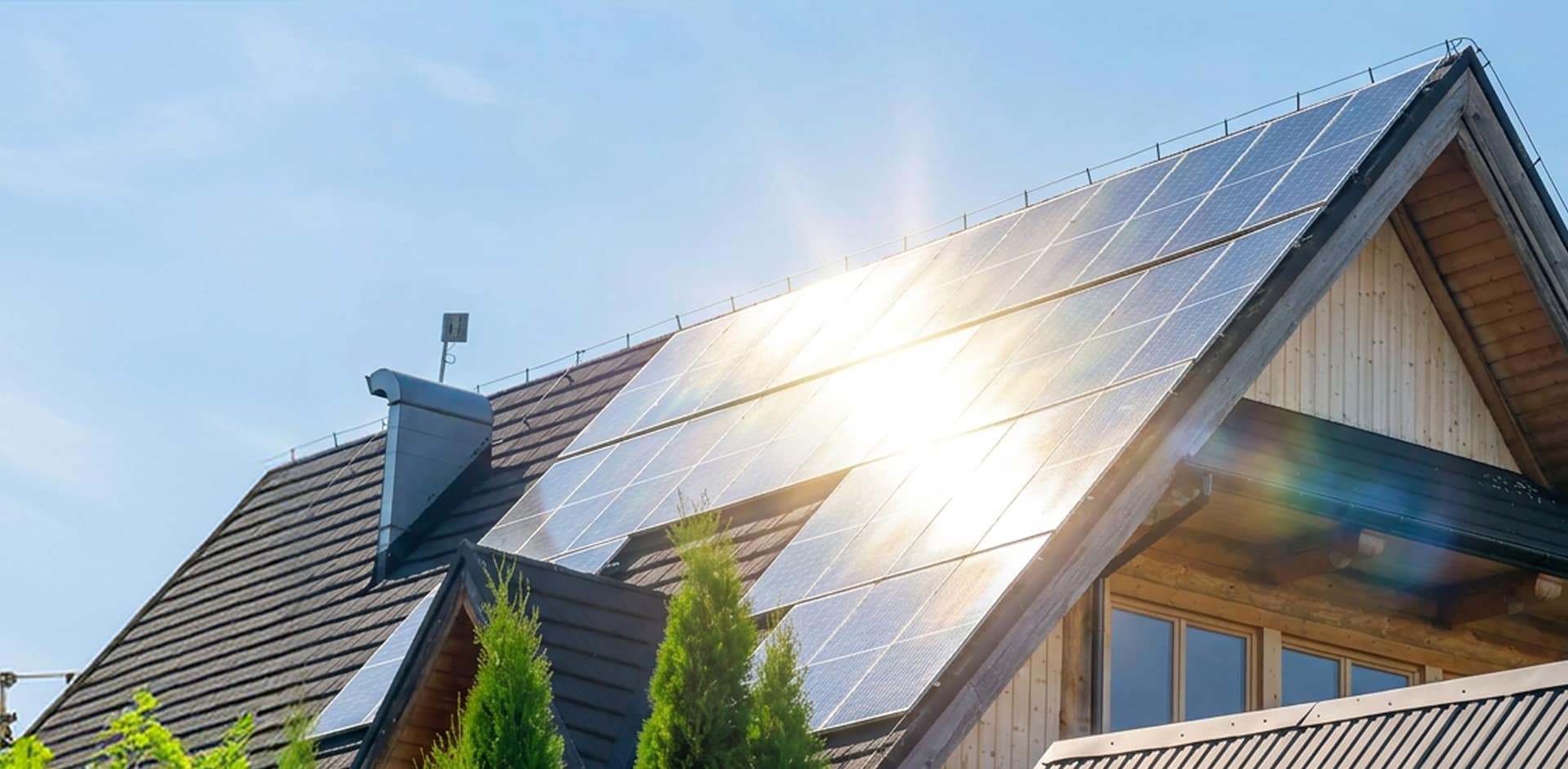 Panneaux solaires photovoltaïques posés sur la toiture d'une maison individuelle