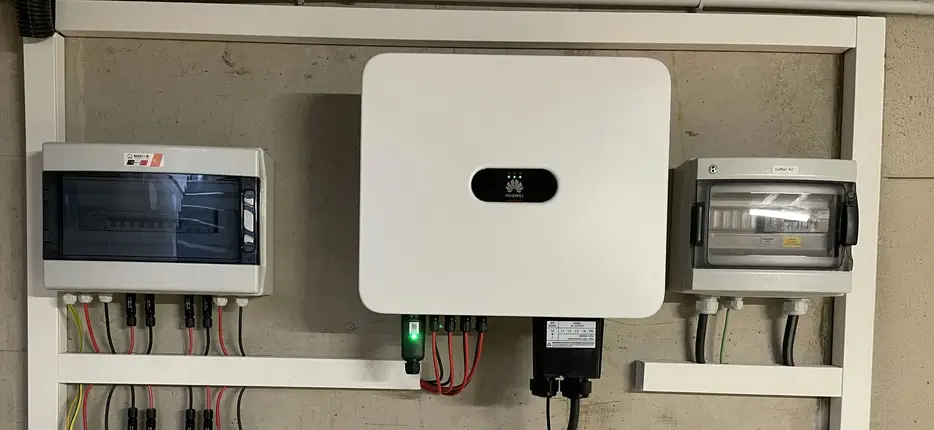 Onduleur photovoltaïque et tableau électrique installés sur un mur