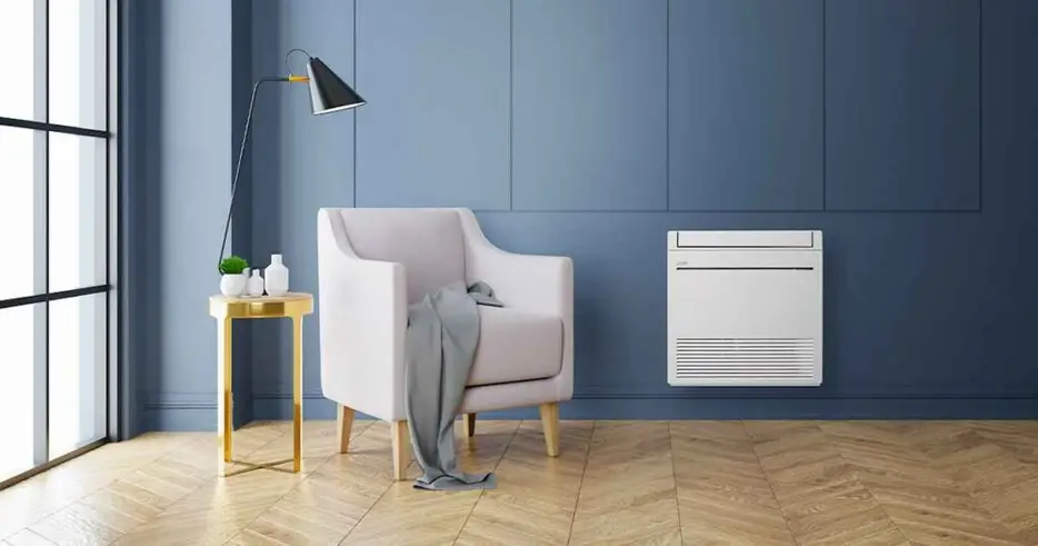 Console de climatisation réversible installée en partie basse d'un mur